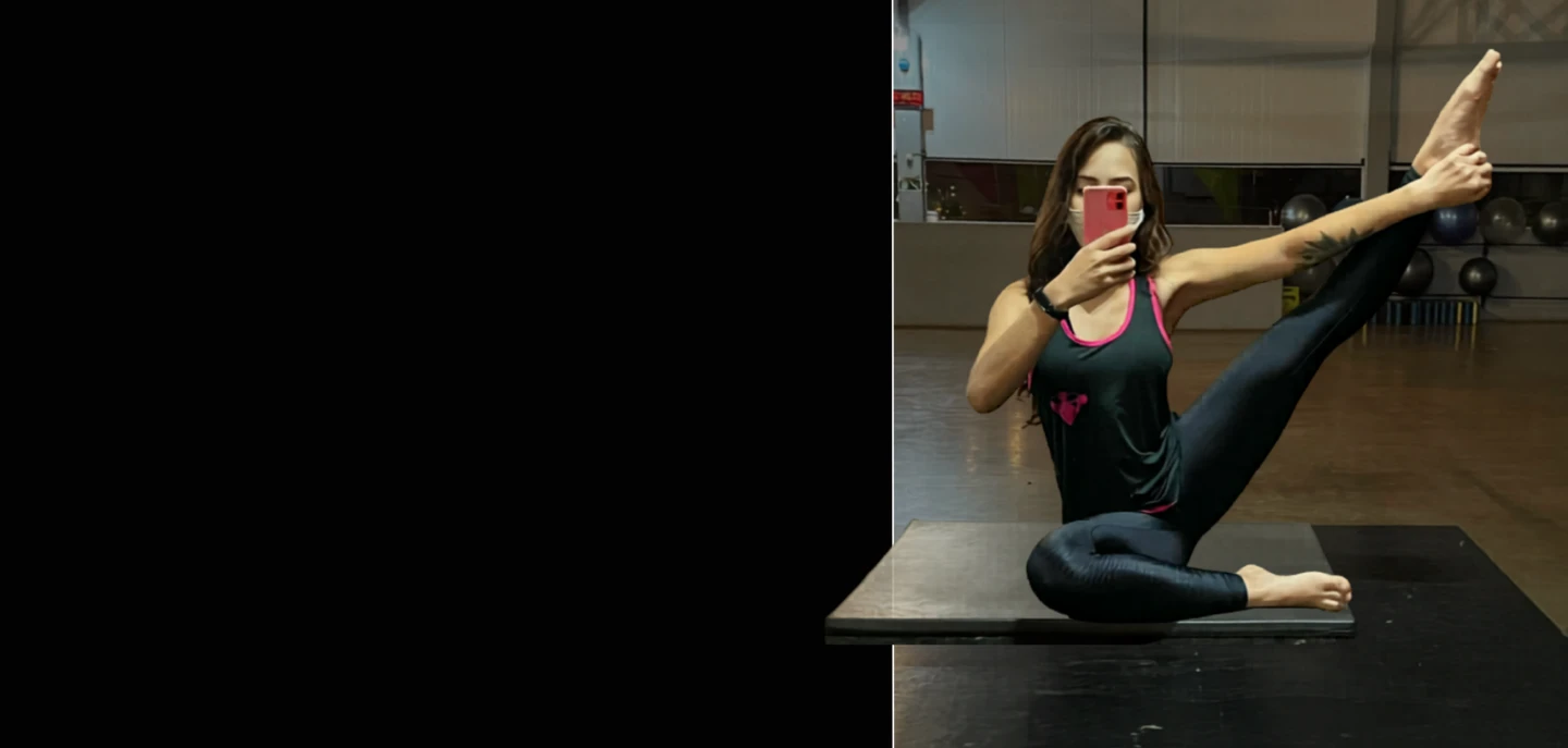 Personal Nathy em pose de alongamento